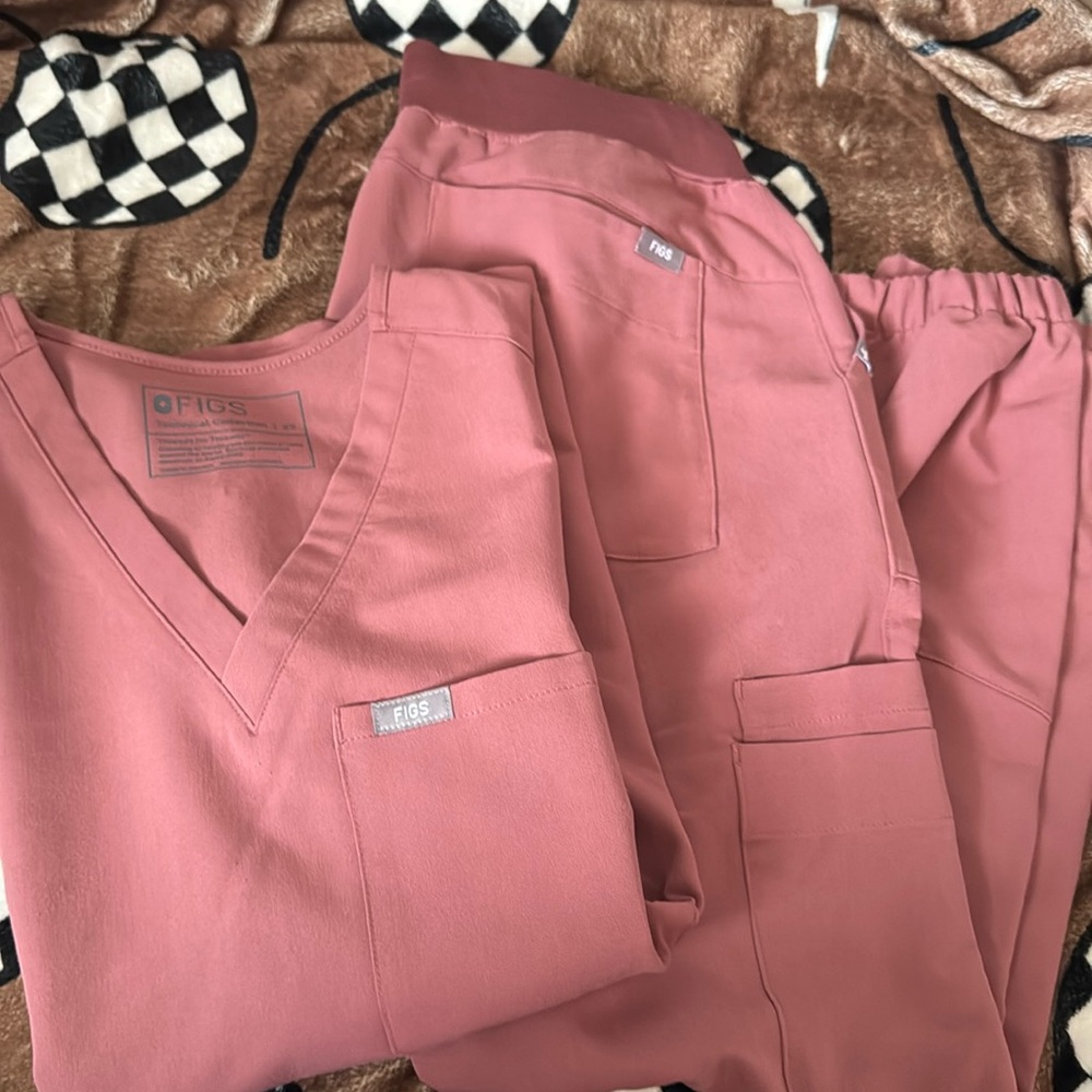 FIGS scrub set: Catarina top: XS /  Joggers: Petite XS
